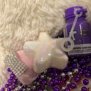 Theses are two bathbombs and they are only for kids one pink and one confetti 🎉